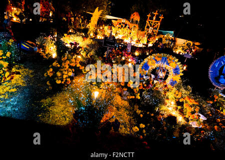 Decorate graves, coperto da fiori e candele, sono visto durante il giorno dei morti in festa a Tzintzuntzan, Messico. Foto Stock