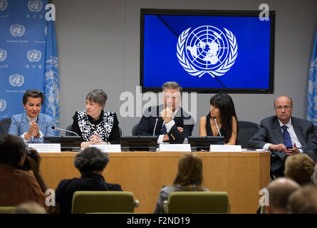 Helen Clark (secondo da sinistra), amministratore del Programma delle Nazioni Unite per lo Sviluppo (UNDP), gli indirizzi di un briefing con la stampa per annunciare i vincitori del 2015 Equatore Premio, che verrà assegnato a 20 eccellenti locali e indigene iniziative comunitarie che si trovano ad avanzare soluzioni innovative per le persone, la natura e la comunità resiliente presso la sede delle Nazioni Unite a New York City. Nella foto con lei (da sinistra): Christiana Figueres, Segretario esecutivo della convenzione quadro delle Nazioni Unite sui Cambiamenti Climatici (UNFCCC); l'attore e attivista Alec Baldwin; il sig. BaldwinÕs moglie Hilaria Thomas; e Hans Bratts Foto Stock