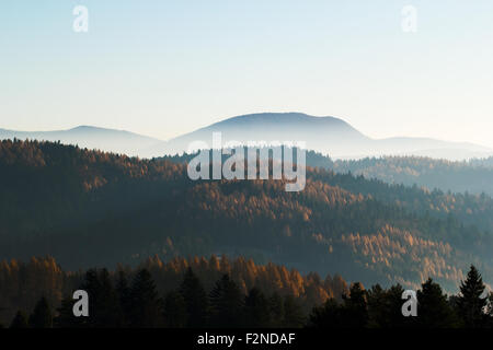 Vista su Montagna Di Lackowa (997 msl) in bassa Beskids presso sunrise Foto Stock