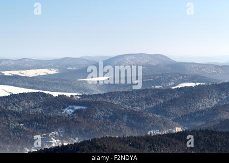 Montagna in inverno, (Lackowa - 997m) in bassa Beskids. Vista da Jaworzyna montagna, Krynica-Zdroj, Polonia. Foto Stock