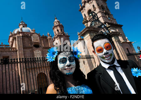 Una coppia giovane, costume come 'La Catrina', posa per una foto durante il giorno dei morti festeggiamenti in Morelia, Messico. Foto Stock