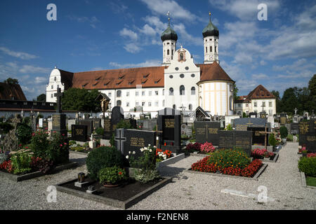 Abbazia di Benediktbeuern, il cimitero cimitero del chiostro, Benediktbeuern, Alta Baviera, Baviera, Germania Foto Stock