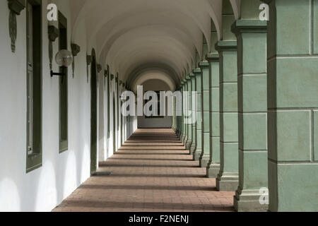 Chiostro, arcate in Benediktbeuern Abbey, Alta Baviera, Baviera, Germania Foto Stock