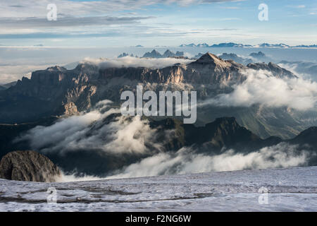 Gruppo del Sella con il Piz Boè, 3152 m, vista dal picco Punta Penia, nuvole, Marmolada, Dolomiti, Alpi Alto Adige Foto Stock