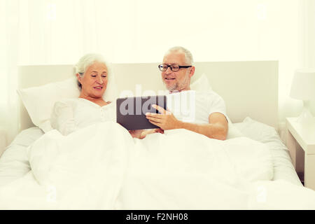 Felice coppia senior con tablet pc a casa Foto Stock