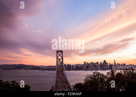 Il Bay Bridge di San Francisco skyline della città, California, Stati Uniti Foto Stock