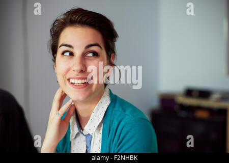 Close up di donna sorridente cercando Foto Stock