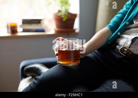 Close up della donna tenendo la tazza di tè Foto Stock