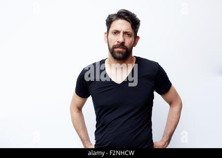 Uomo caucasico in piedi con le mani sui fianchi Foto Stock