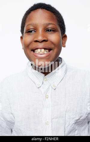 Close up di sorridere ragazzo indossa completamente abbottonata shirt Foto Stock