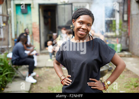 African American woman standing in cortile Foto Stock