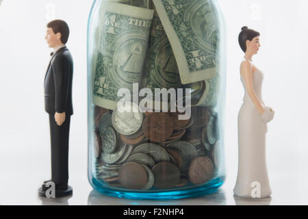 Close up della sposa e lo sposo bambole vicino al vaso di risparmio Foto Stock
