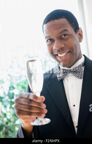 Sorridente groom la tostatura con champagne Foto Stock