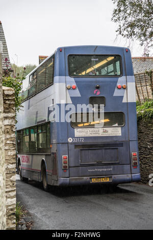 L'autobus a due piani viaggia per una strada stretta a Stoke Fleming, Devon, Regno Unito Foto Stock