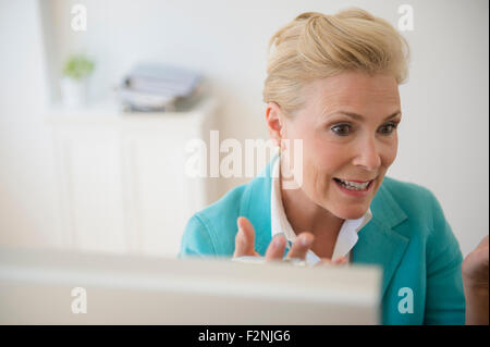 Imprenditrice caucasica lavorando al computer in ufficio Foto Stock