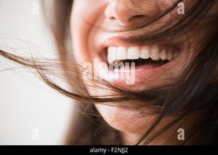 Close up di ridere donna con capelli disordinati Foto Stock