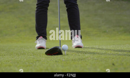 La donna caucasica rinvio off sul campo da golf Foto Stock