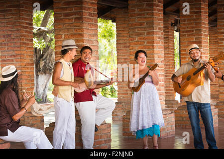 Musicisti in cortile Foto Stock