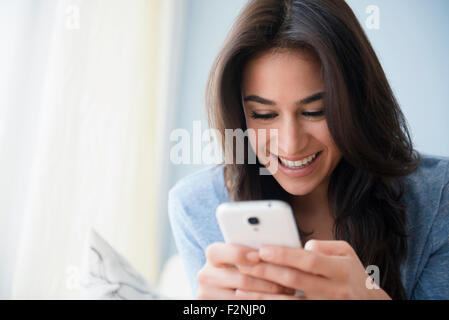 Close up della donna tramite telefono cellulare Foto Stock