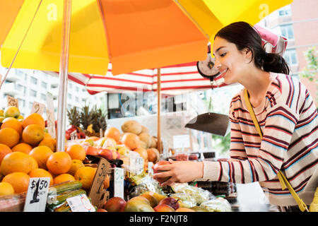 Donna ispanica shopping al mercato degli agricoltori Foto Stock