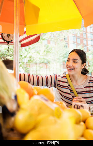 Donna ispanica shopping al mercato degli agricoltori Foto Stock
