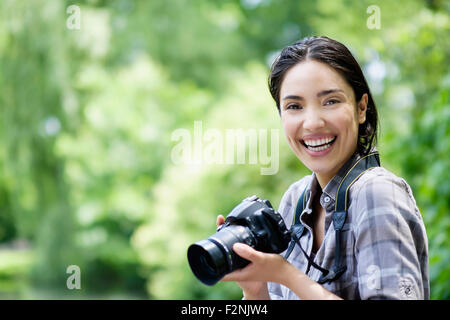 Donna ispanica fotografare all'aperto Foto Stock