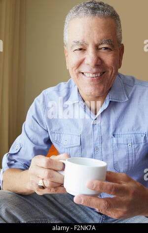 Vecchio Uomo nero di bere il caffè Foto Stock