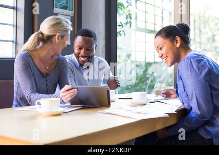 La gente di affari con tavoletta digitale in office meeting Foto Stock