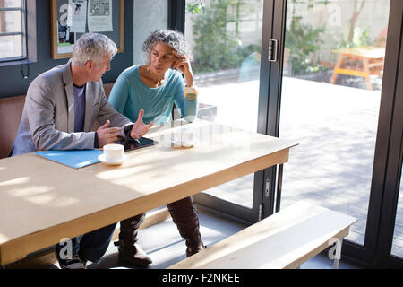 La gente di affari parlando in office meeting Foto Stock