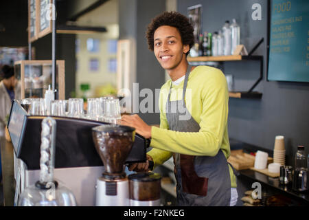 Razza mista barista lavora in coffee shop Foto Stock