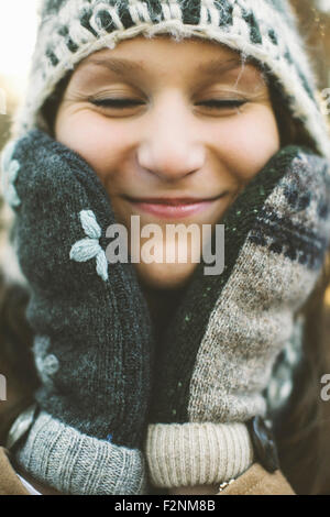 Close up di soggetti di razza caucasica donna che indossa il cappuccio a maglia e guanti Foto Stock