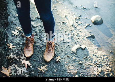 Close up di soggetti di razza caucasica donna in piedi vicino a pozza Foto Stock