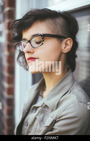 Close up di soggetti di razza caucasica donna con gli occhi chiusi Foto Stock