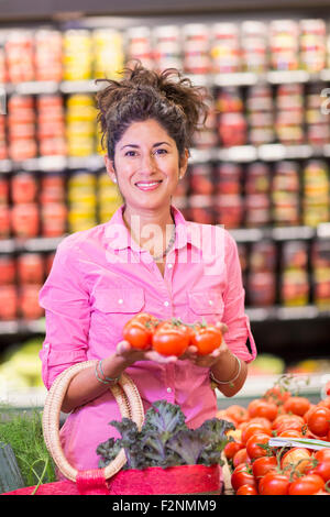 Donna ispanica shopping al negozio di alimentari Foto Stock