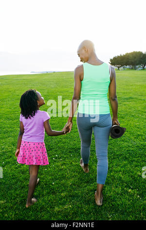 Madre e figlia tenendo le mani in posizione di parcheggio Foto Stock