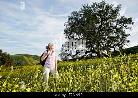 Caucasian woman standing in erba alta Foto Stock