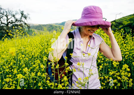 Caucasian woman standing in erba alta Foto Stock