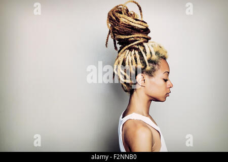 Donna nera con dreadlocks bun Foto Stock