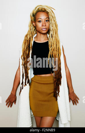 Un elegante Nero donna con dreadlocks Foto Stock