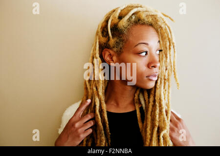 Donna nera con dreadlocks che guarda lontano Foto Stock