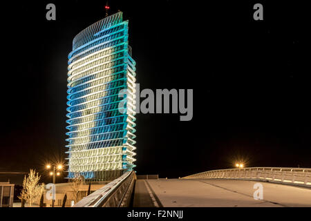 Acqua Torre di notte. Torre del Agua è un 249 ft, alta torre costruita all'Expo 2008 di Saragozza in Spagna. Progettato da Enrique Foto Stock