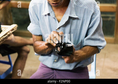 Asian pittura artigianali di design tradizionale in officina Foto Stock