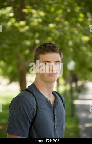 Studente caucasica sorridente sul marciapiede Foto Stock