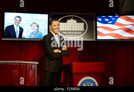 Shanghai, Cina. 01 Sep, 2015. La cera la figura del Presidente degli Stati Uniti Barack Obama, nel Museo delle cere di Madame Tussaud a Shanghai in Cina, 01 settembre 2015. In fondo è una schermata con il Cancelliere tedesco Angela Merkel e il presidente Obama. Foto: Jens Kalaene/dpa/Alamy Live News Foto Stock