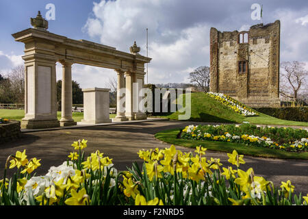 War Memorial & grande torre nel parco del castello, Guildford, Surrey, Regno Unito Foto Stock