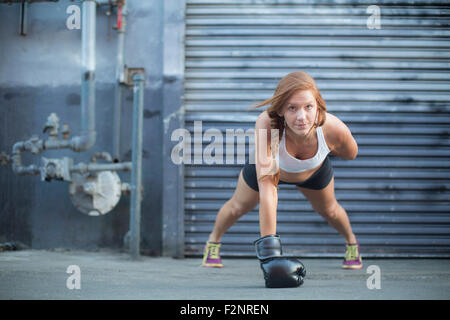 Boxer facendo push-up a magazzino Foto Stock