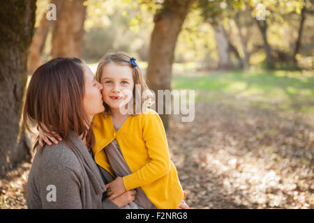 Baci di madre in figlia park Foto Stock