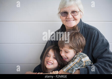 Nonna caucasica e nipoti sorridere all'aperto Foto Stock