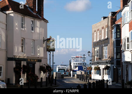 Una vista di ancora & West Pub, due Wightlink Ferries e le Spice Island Inn dal vecchio Portsmouth Foto Stock