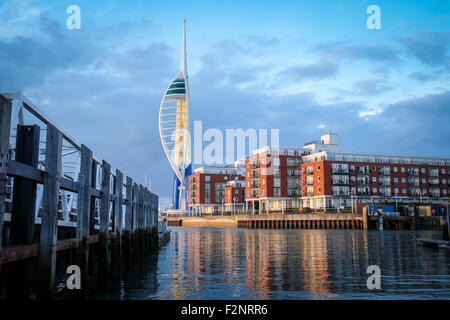 Una serata colpo di Portsmouth (Emirati) Spinnaker Tower dal vecchio Portsmouth Foto Stock